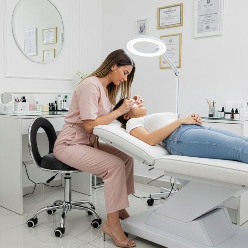 Taboret kosmetyczny obrotowy używany przez stylistkę podczas zabiegu.